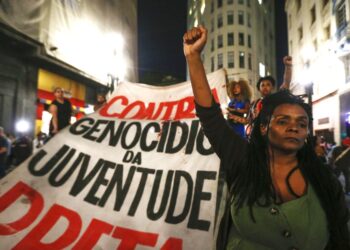 Movimento negro promove ato em frente à Secretaria de Segurança Pública em repúdio à chacina no Guarujá. Foto: Paulo Pinto/Agência Brasil