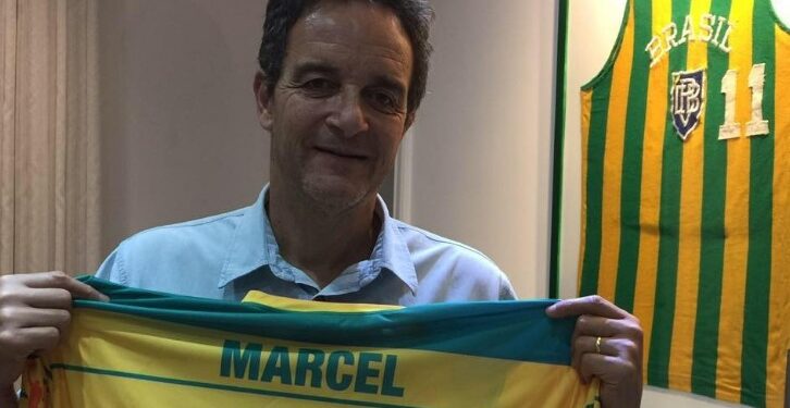 Marcel de Souza exibe a camisa 11 de seus tempos de jogador da Seleção Brasileira de Basquete. Fotos: Reprodução/Redes Sociais