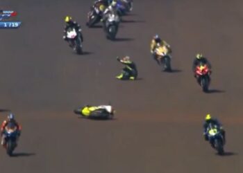 Um dos pilotos caiu da moto e ficou no asfalto; quando ele se levantava, foi atingido em cheio por outro competidor: cenas fortes - Imagem: Reprodução