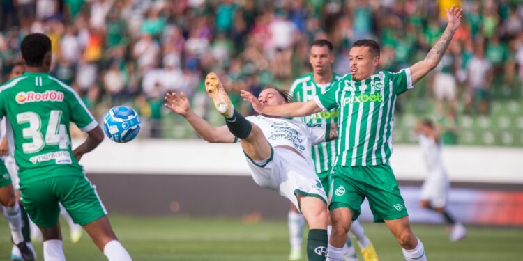 Bruno José disputa jogada: time perdeu chances no primeiro tempo e foi castigado Foto: Thomaz Marostegan/Guarani FC