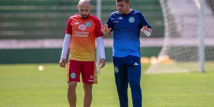 Régis conversa com o técnico Umberto Louzer: meia será titular Foto: Thomaz Marostegan/Guarani FC