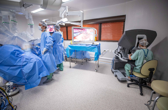 Cirurgia robótica: menos invasiva e reduz sangramentos, riscos de complicações e tempo de internação Foto: Divulgação