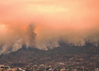 O fogo já destruiu em Tenerife uma área equivalente a 3 mil campos de futebol. Foto: Reprodução