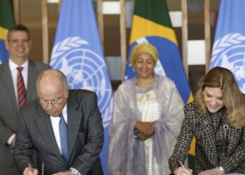 O ministro das Relações Exteriores, Mauro Vieira, e a coordenadora residente das Nações Unidas no Brasil, Silvia Rucks. Foto: Marcelo Camargo/Agência Brasil