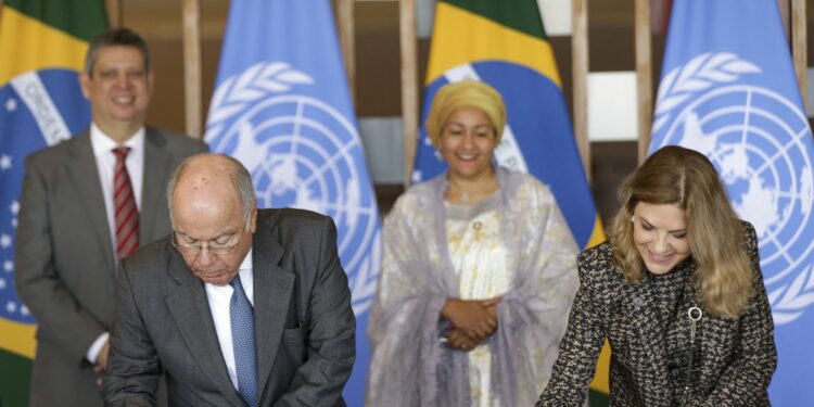 O ministro das Relações Exteriores, Mauro Vieira, e a coordenadora residente das Nações Unidas no Brasil, Silvia Rucks. Foto: Marcelo Camargo/Agência Brasil