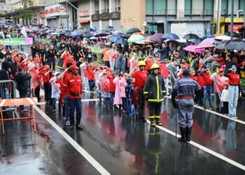 O desfile do ano passado foi realizado debaixo de chuva. Foto: Eduardo Lopes/Arquivo/PMC