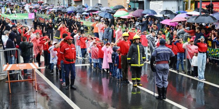 O desfile do ano passado foi realizado debaixo de chuva. Foto: Eduardo Lopes/Arquivo/PMC
