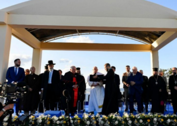 Papa Francisco junto a outros líderes religiosos no monumento em homenagem aos migrantes mortos no mar - Foto: Vatican News