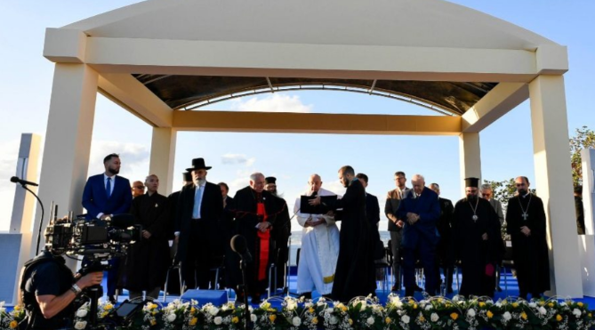 Papa critica ‘fanatismo e indiferença’ com drama de migrantes