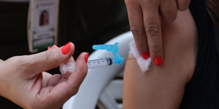 Segundo o governo de São Paulo, no acumulado dos últimos seis anos, 59,6% das meninas entre 9 e 14 anos tomaram a HPV. Foto: José Cruz/Agência Brasil