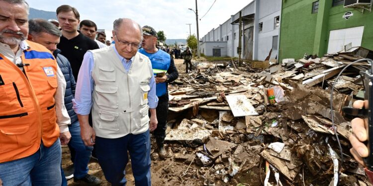 Presidente da República em exercício, Geraldo Alckmin visita áreas destruídas pelas chuvas no Rio Grande do Sul e anuncia medidas de ajuda - Foto Cadu Gomes/VPR