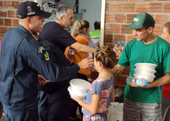 Assistência e resgate de pessoas ilhadas em Bom Retiro do Sul - Foto: Marinha do Brasil/RS