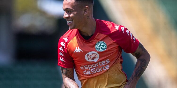 Bruninho deve retomar a posição de titular no meio de campo Fotos: Thomaz Marostegan/Guarani FC