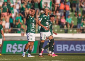 Bruninho, que marcou dois gols, celebra ao lado de Derek Foto: Thomaz Marostegan/Guarani FC