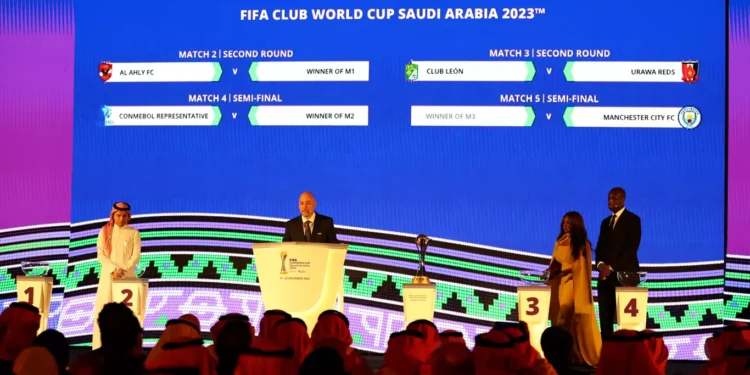 O sorteio foi conduzido por Jaime Yarza, Diretor de Torneios da FIFA. Foto: Fifa/Reprodução