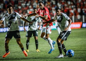 A Ponte Preta conseguiu vazar a melhor defesa da Série B. Fotos: Roberto Corrêa / Vila Nova F.C.