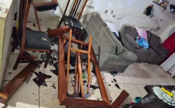 Mãe de crianças agredidas pelo pai é indiciada por abandono de incapaz