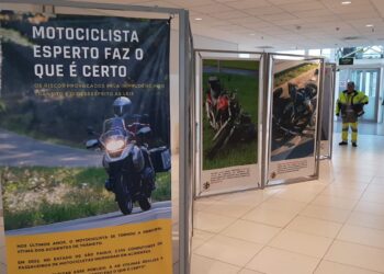 Exposição no saguão do aeroporto traz imagens de acidentes e mensagens para segurança no trânsito. Foto: Divulgação