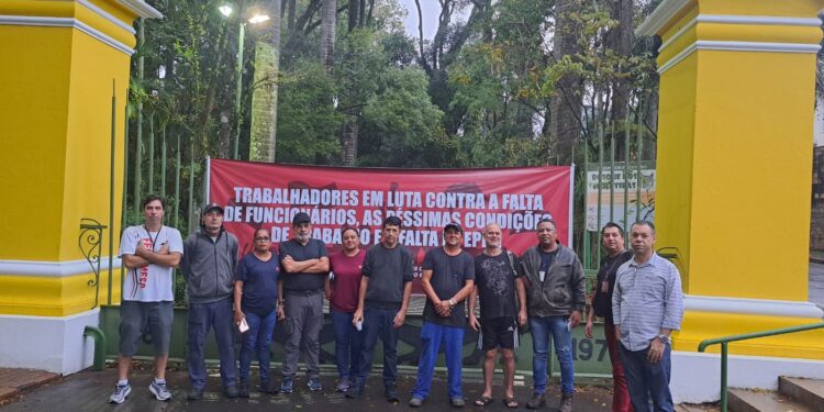 Trabalhadores do Bosque dos Jequitibás realizam protesto em frente ao local Foto: Divulgação