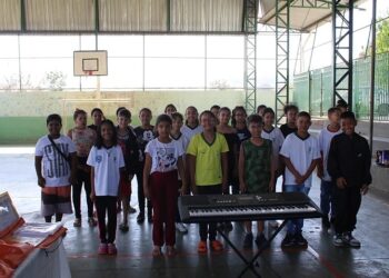 O programa Tem Música no Bairro utiliza a música como uma ferramenta de educação e inclusão social Foto: Andreia Alecrim/Divulgação