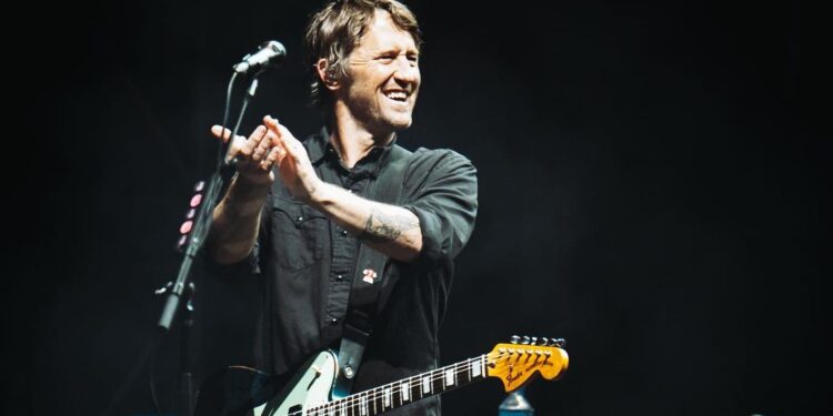 Antes do sucesso e da fama: o dia em que guitarrista do Foo Fighters tocou em ‘porão’ de Campinas