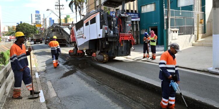 A fresagem profunda está sendo realizada para dar maior resistência ao novo pavimento. Foto: Carlos Bassan/PMC