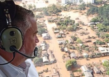 Ministros Waldez Góes e Paulo Pimenta visitam áreas atingidas por ciclone no RS: cidade de Muçum tem maioria dos desaparecidos (30) - Foto: Instagram/Paulo Pimenta