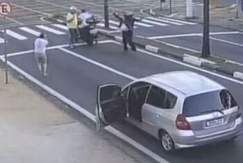 Policial militar de folga vê a abordagem, percebe o assalto, desce do carro com a arma em punho e rende a dupla - Foto: Reprodução de vídeo