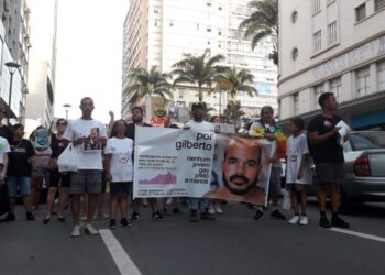 Manifestantes percorreram as ruas do Centro Foto: Divulgação