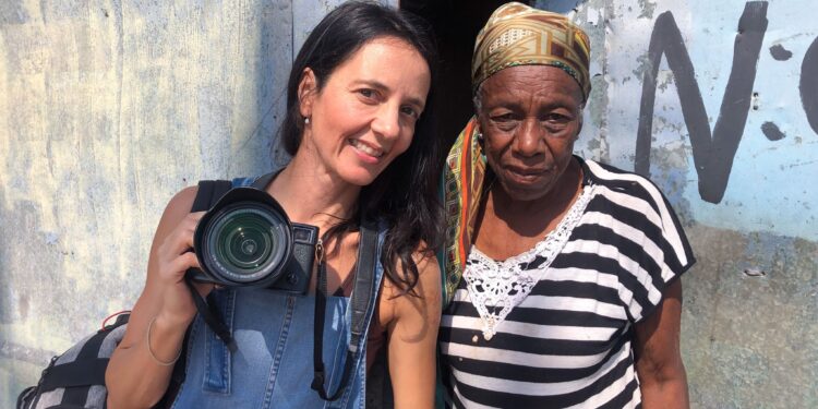 A fotógrafa e artista visual Isabela Senatore com moradora retratada no projeto: "retratos de pessoas que são símbolos de força na cidade" - Foto: Thuga/Divulgação