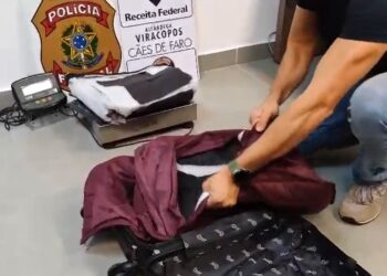 Policial localiza droga em casaco do passageiro. Foto: Divulgação/PF