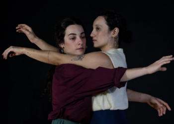 As dançarinas Ayumi Hanada e Sabrina Barros: espetáculo proporciona uma reflexão sobre as relações humanas - Foto: Ariane Almeida/Divulgação