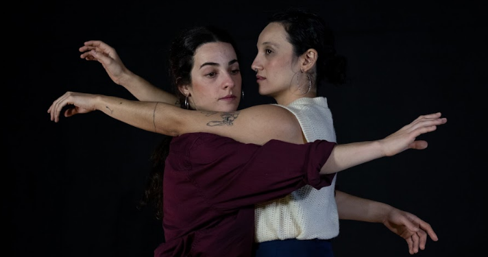 As dançarinas Ayumi Hanada e Sabrina Barros: espetáculo proporciona uma reflexão sobre as relações humanas - Foto: Ariane Almeida/Divulgação