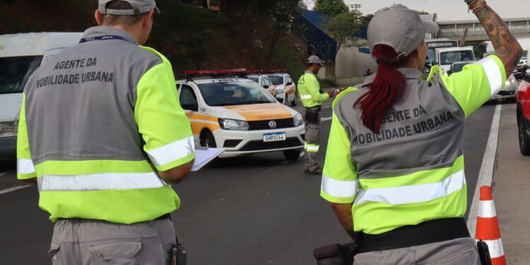 Agentes da mobilidade urbana estarão no local orientando motoristas e pedestres Foto: Emdec/Divulgação