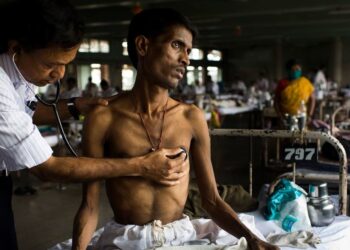 Médico atende paciente em hospital de tuberculose em Mumbai, Índia. Foto: MS/David Rochkind