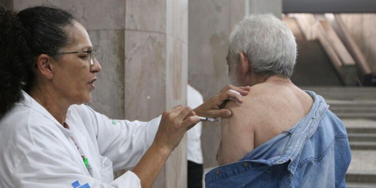 Idoso toma a vacina bivalente contra Covid: respostyas para traçar tratamentos a sequelas. Foto: Rovena Rosa/Agência Brasil