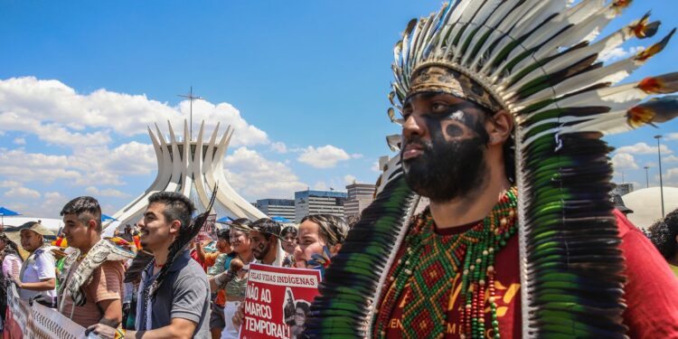 Lideranças indígenas fazem passeata contra marco temporal na Esplanada dos Ministérios - Foto: Antônio Cruz/Agência Brasil