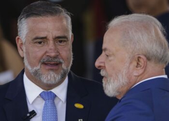 Presidente Luiz Inácio Lula da Silva conversa com o ministro Paulo Pimenta durante desfile militar em Brasília - Foto: Joédson Alves/Agência Brasil