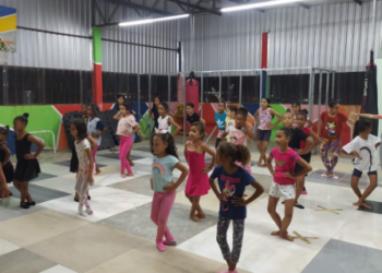 Projeto atende cerca de 200 crianças e adolescentes entre 5 e 16 anos com diversas atividades, como o balé - Foto: Divulgação