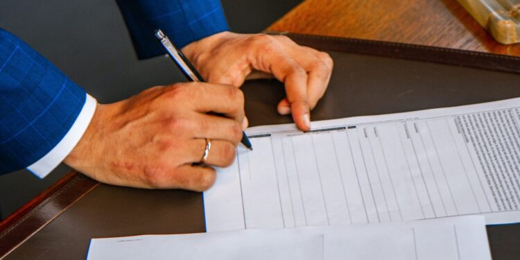 Artigo: O papel das testemunhas na assinatura de um contrato – por Daniela Pozzetti*