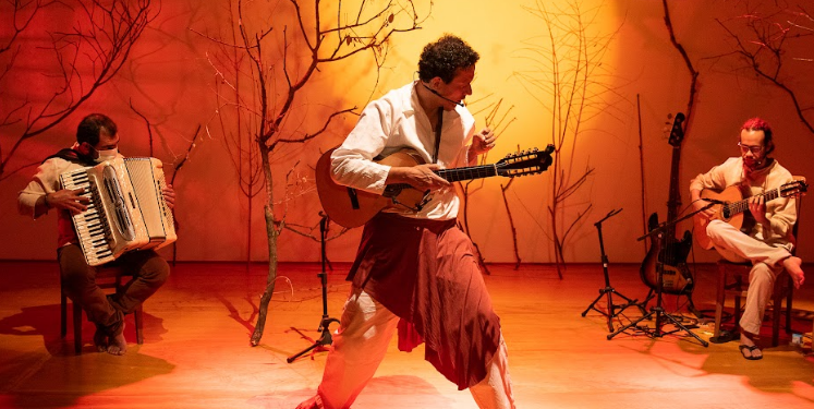 Barracão Teatro recebe o drama musical Lugar Sentido