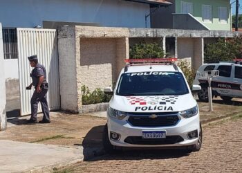 Policial entra na casa onde aconteceu a tragédia Fotos: Leandro Ferreira/Hora Campinas