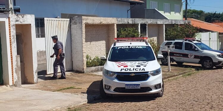 Policial entra na casa onde aconteceu a tragédia Fotos: Leandro Ferreira/Hora Campinas