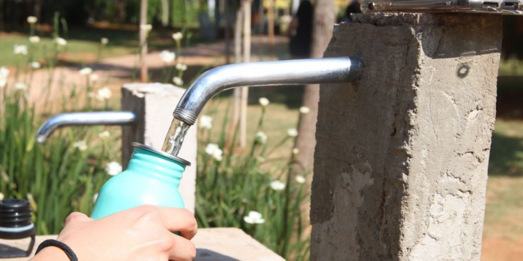Entre os sinais de desidratação estão boca seca, sede, redução do volume de urina - Foto: Rovena Rosa/Agência Brasil