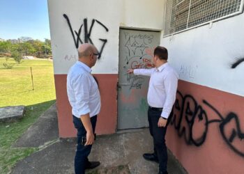 O prefeito Dário Saadi em vistoria aos locais vandalizados na manhã desta quarta-feira (13): solicitação de reforço policial Foto:  Divulgação