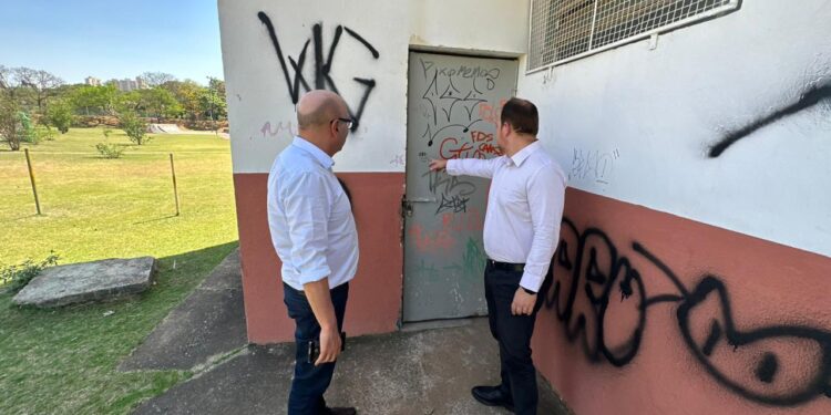 O prefeito Dário Saadi em vistoria aos locais vandalizados na manhã desta quarta-feira (13): solicitação de reforço policial Foto:  Divulgação