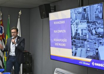 O presidente da Emdec, Vinicius Riverete, apresenta o projeto de requalificação. Foto: Eduardo Lopes/PMC