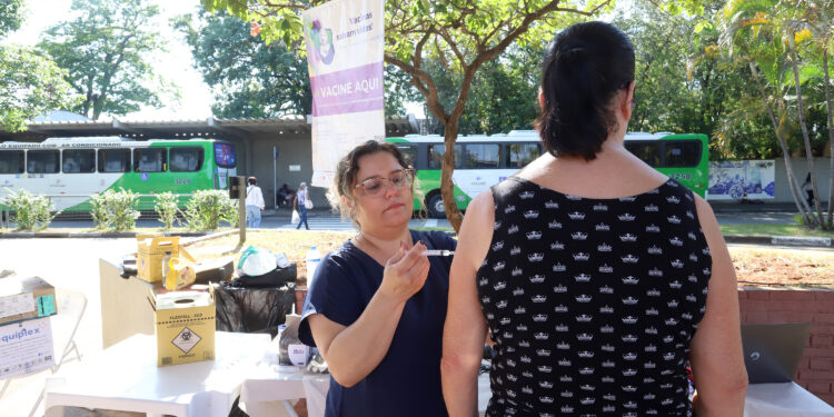 Mais de 3 mil doses de vacinas foram aplicadas nos terminais de Campinas. Foto: Fernanda Sunega/PMC