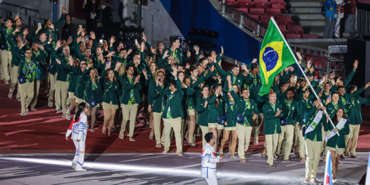 Delegação brasileira na cerimônia. Foto: Miriam Jeske/COB