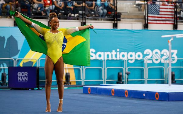 Rebeca Andrade comemora a conquista no salto. Foto: Marcelo Hernandez/Santiago 2023
